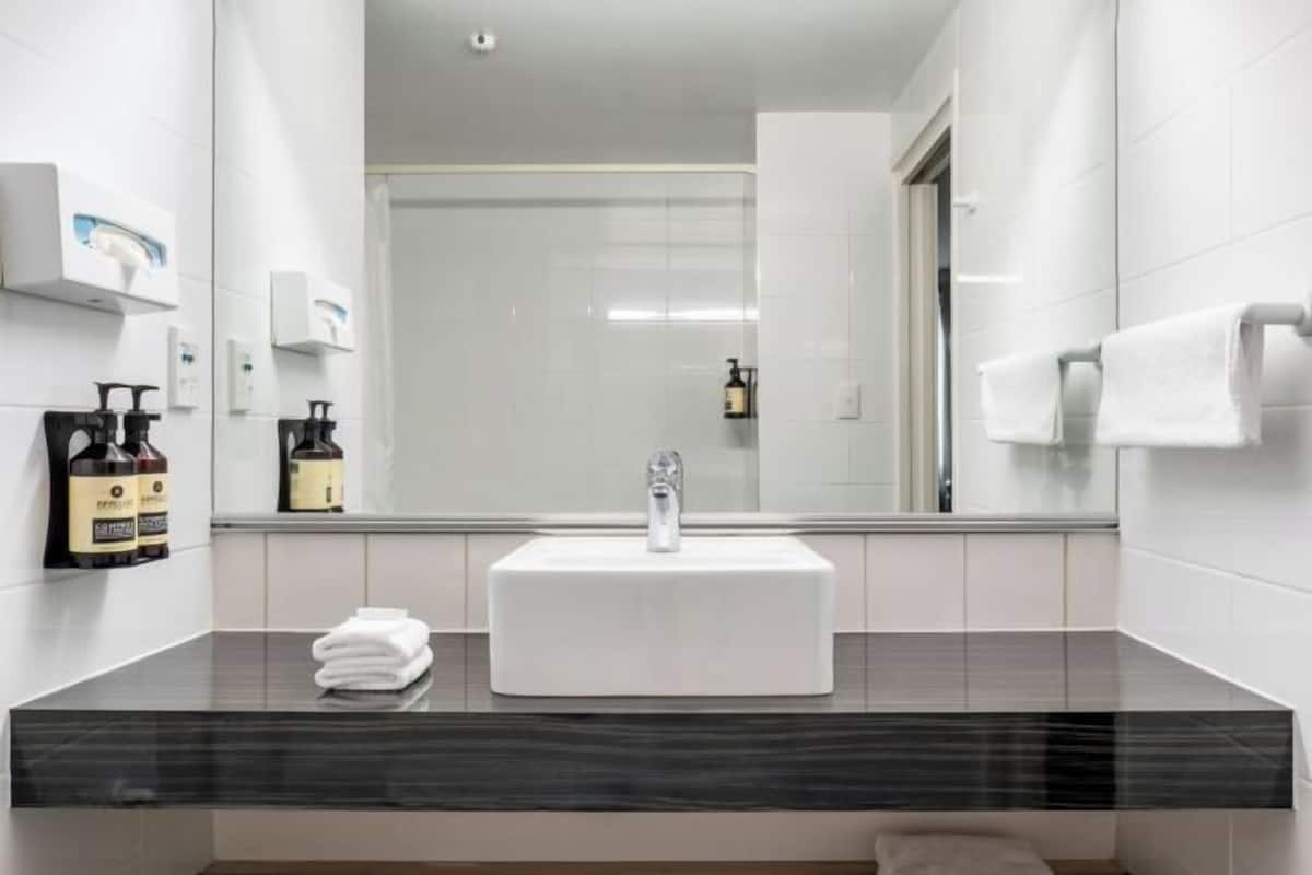 Ducha y bañera combinadas y artículos de higiene personal gratuitos