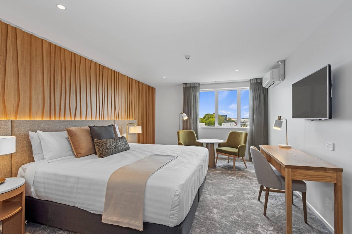 Deluxe Room, 1 King Bed | Minibar, in-room safe, desk, blackout drapes
