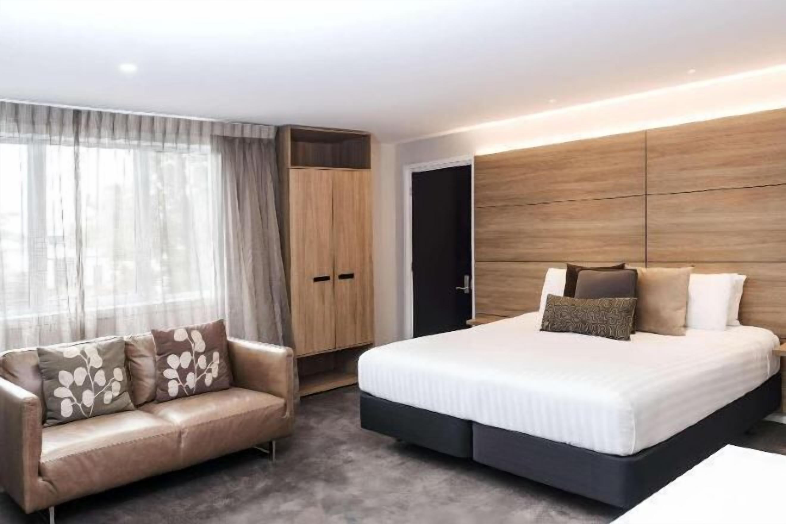 Minibar, Zimmersafe, Schreibtisch, Verdunkelungsvorhänge