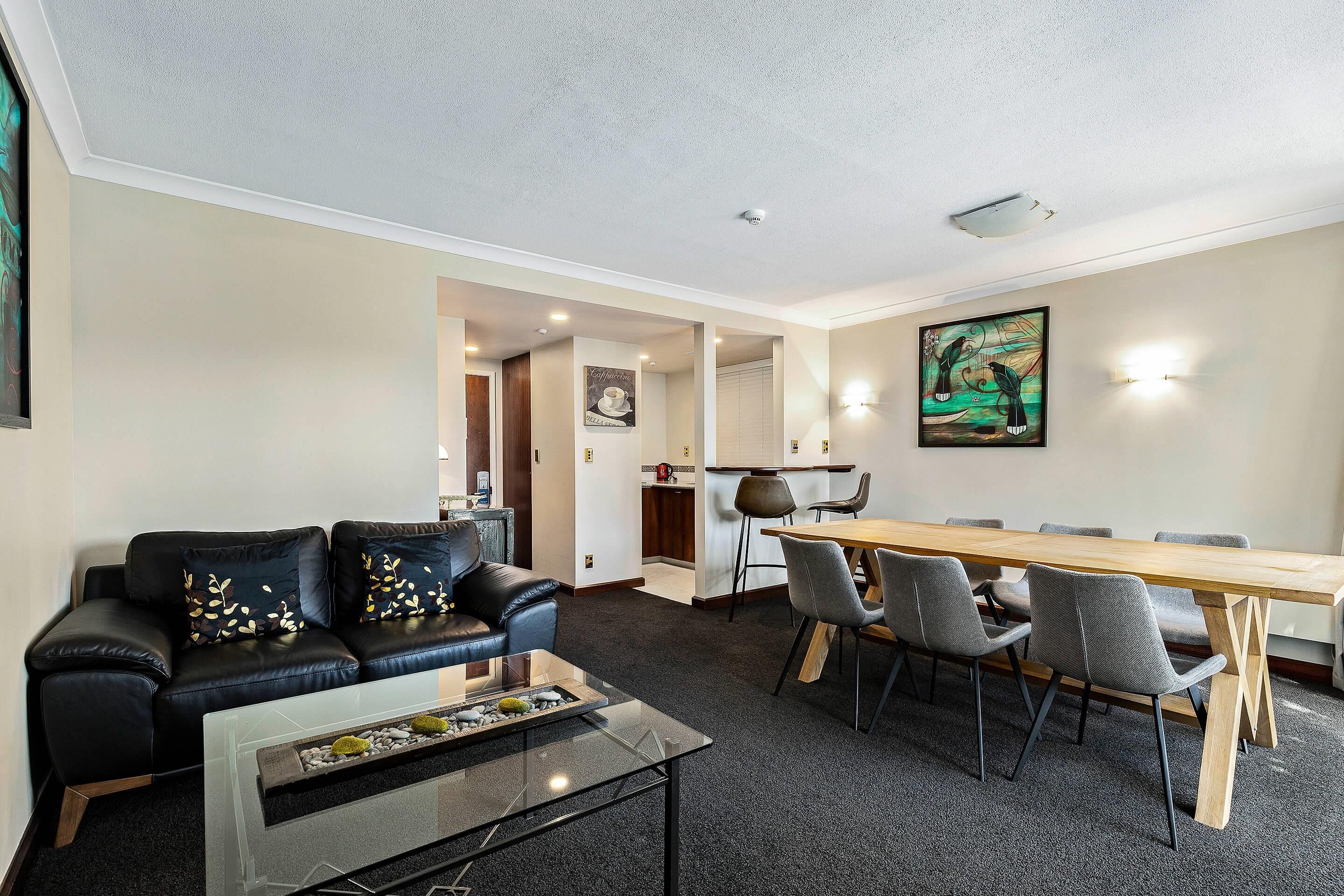 Huoneisto | Minibaari, tallelokero huoneessa, työpöytä, pimennysverhot