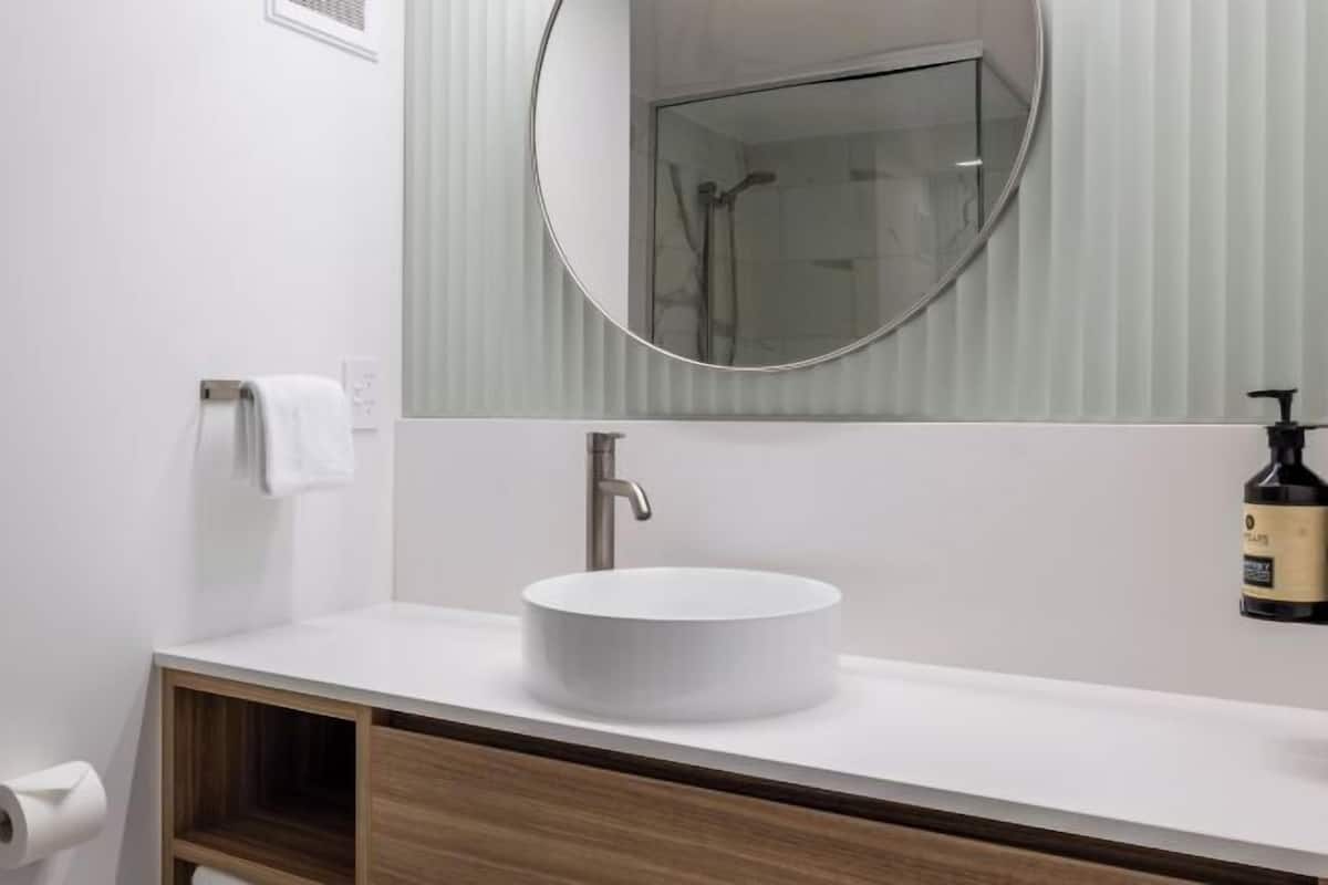 Ducha y bañera combinadas y artículos de higiene personal gratuitos