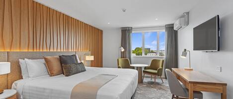 Deluxe kamer, 1 kingsize bed | Een minibar, een kluis op de kamer, een bureau, verduisterende gordijnen