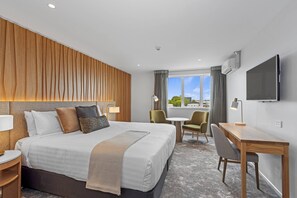 Quarto luxo, 1 cama King | Frigobar, cofres nos quartos, escrivaninha, cortinas blackout