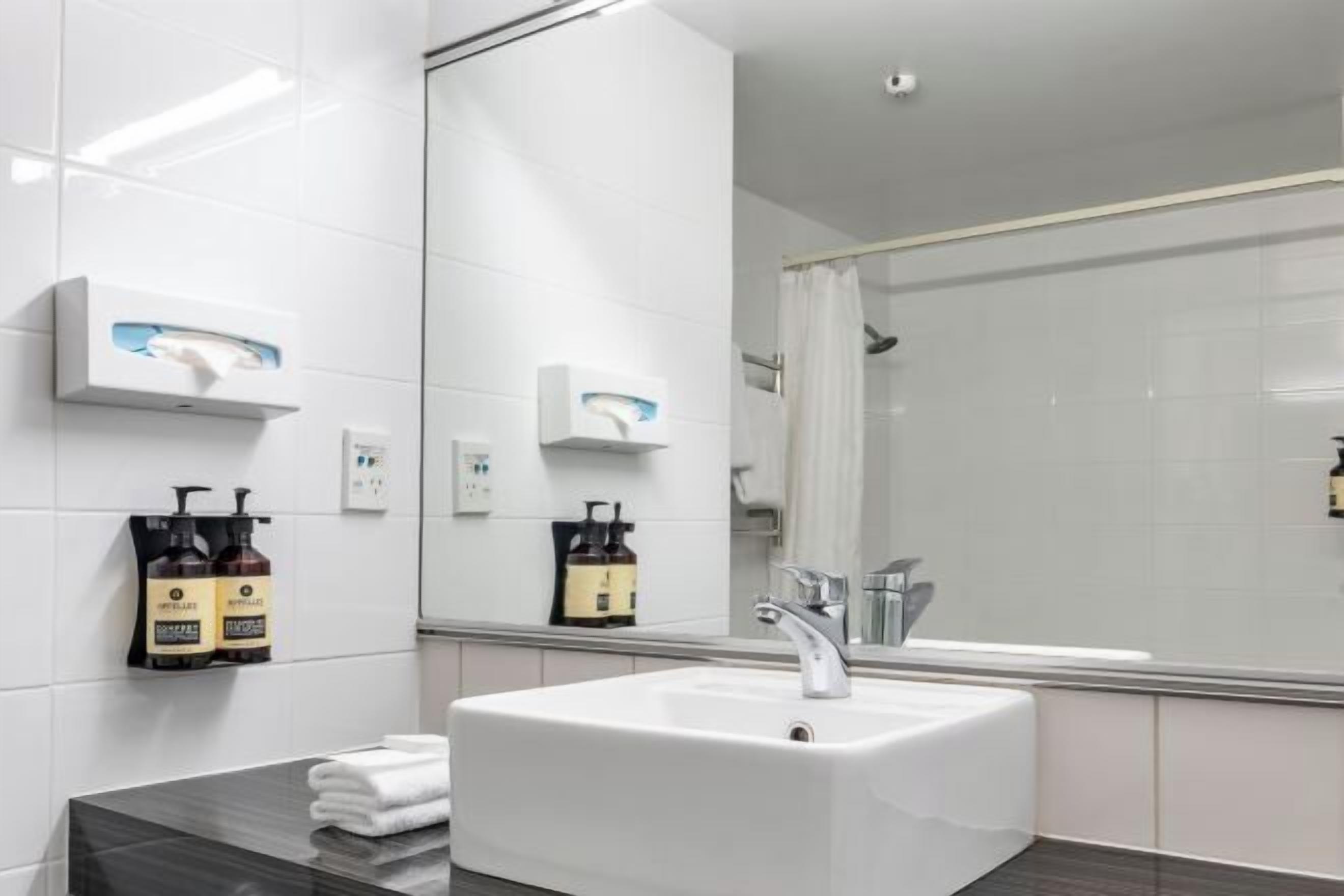 Kylpyhuone | Suihkun ja ammeen yhdistelmä, ilmaiset hygieniatuotteet, hiustenkuivaaja