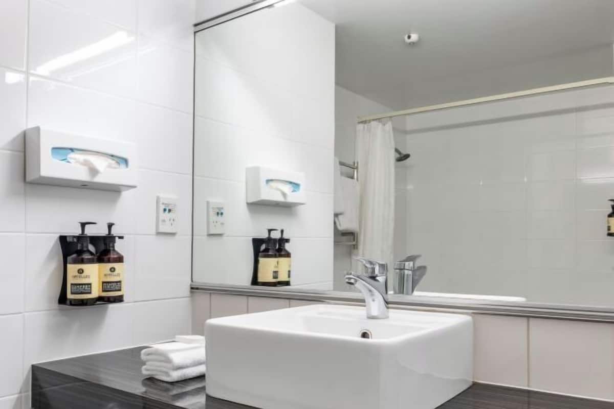 Kylpyhuone | Suihkun ja ammeen yhdistelmä, ilmaiset hygieniatuotteet, hiustenkuivaaja