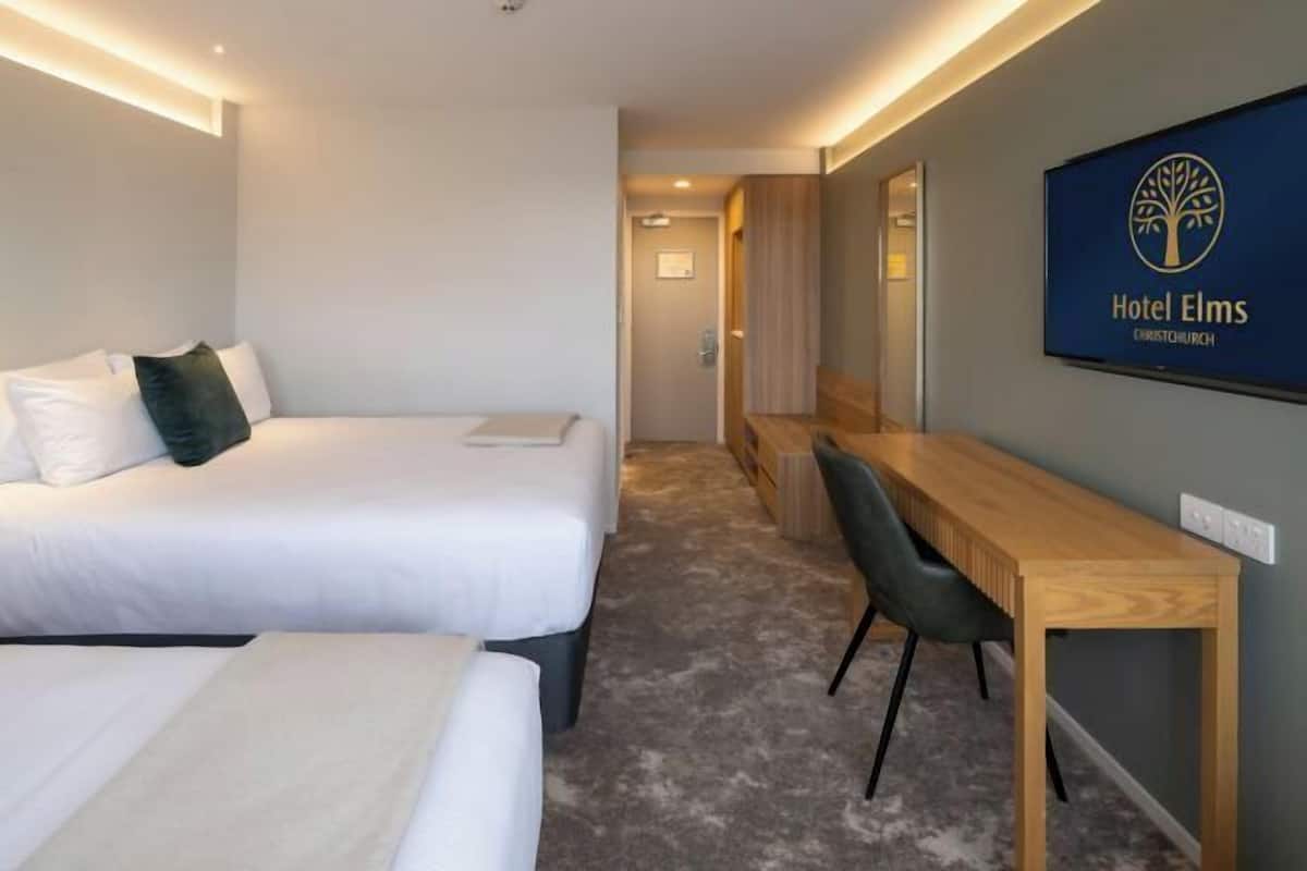 Minibar, värdeförvaringsskåp på rummet och skrivbord