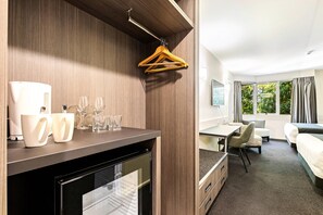 高級客房, 2 張加大雙人床 | 迷你吧、客房內保險箱、書桌、遮光布/窗簾