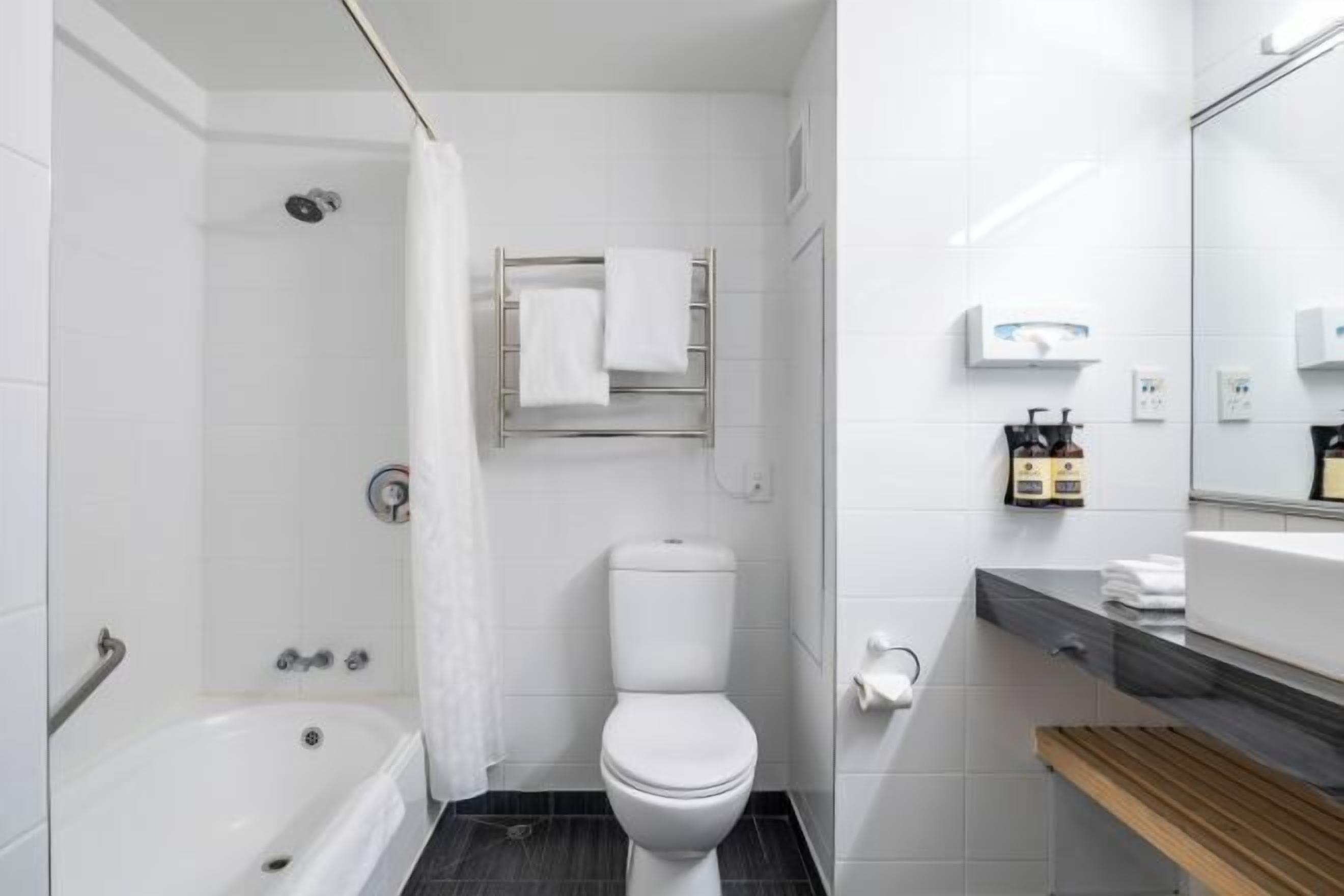 Duschwanne, kostenlose Toilettenartikel, Haartrockner, Handtücher