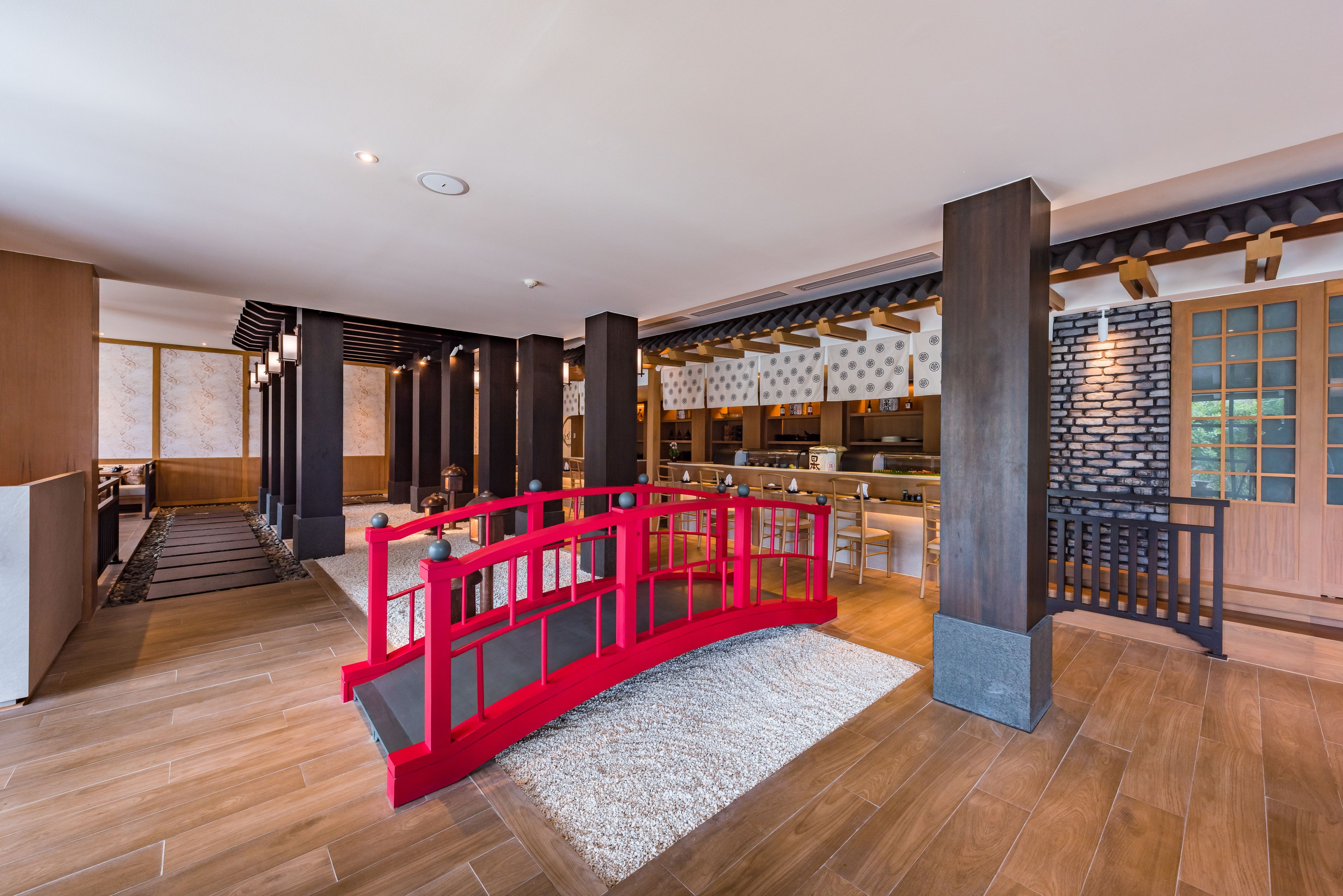 3 restaurants, breakfast, lunch, dinner served; international cuisine