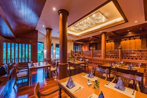 3 restaurants, spécialités Cuisine internationale
