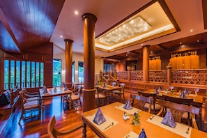 3 restaurants, spécialités Cuisine internationale