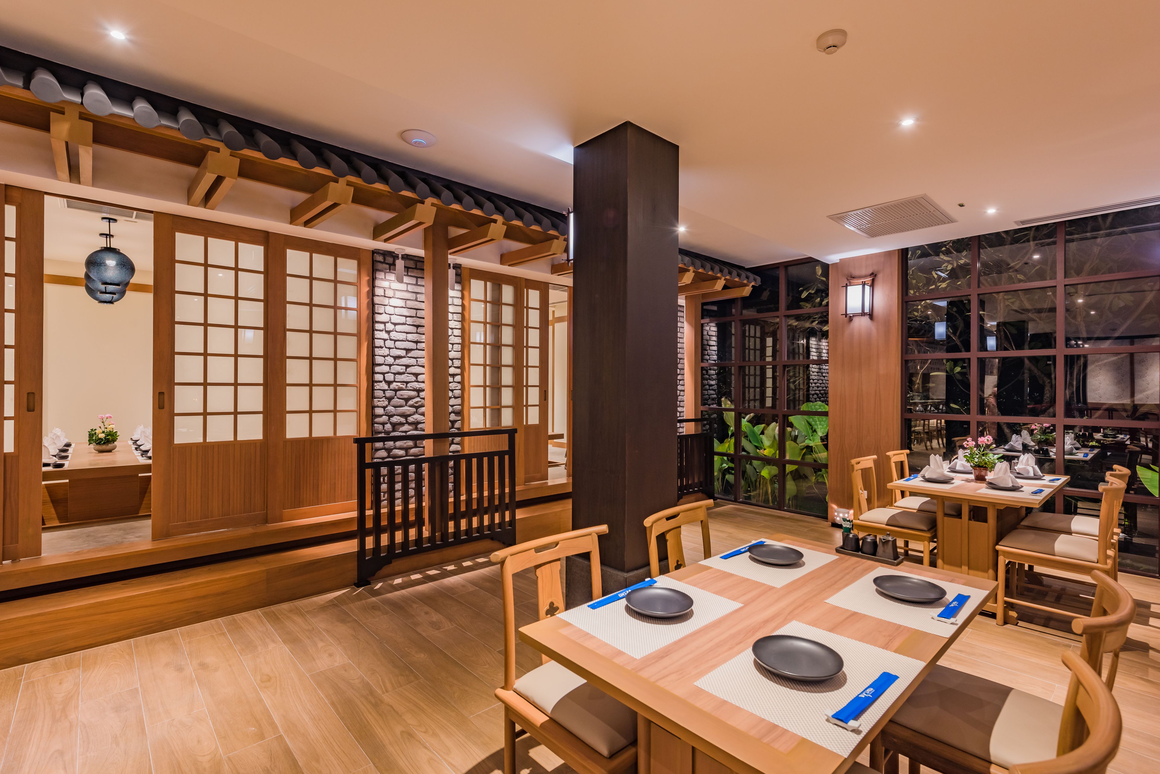 3 restaurants; breakfast, lunch, and dinner served