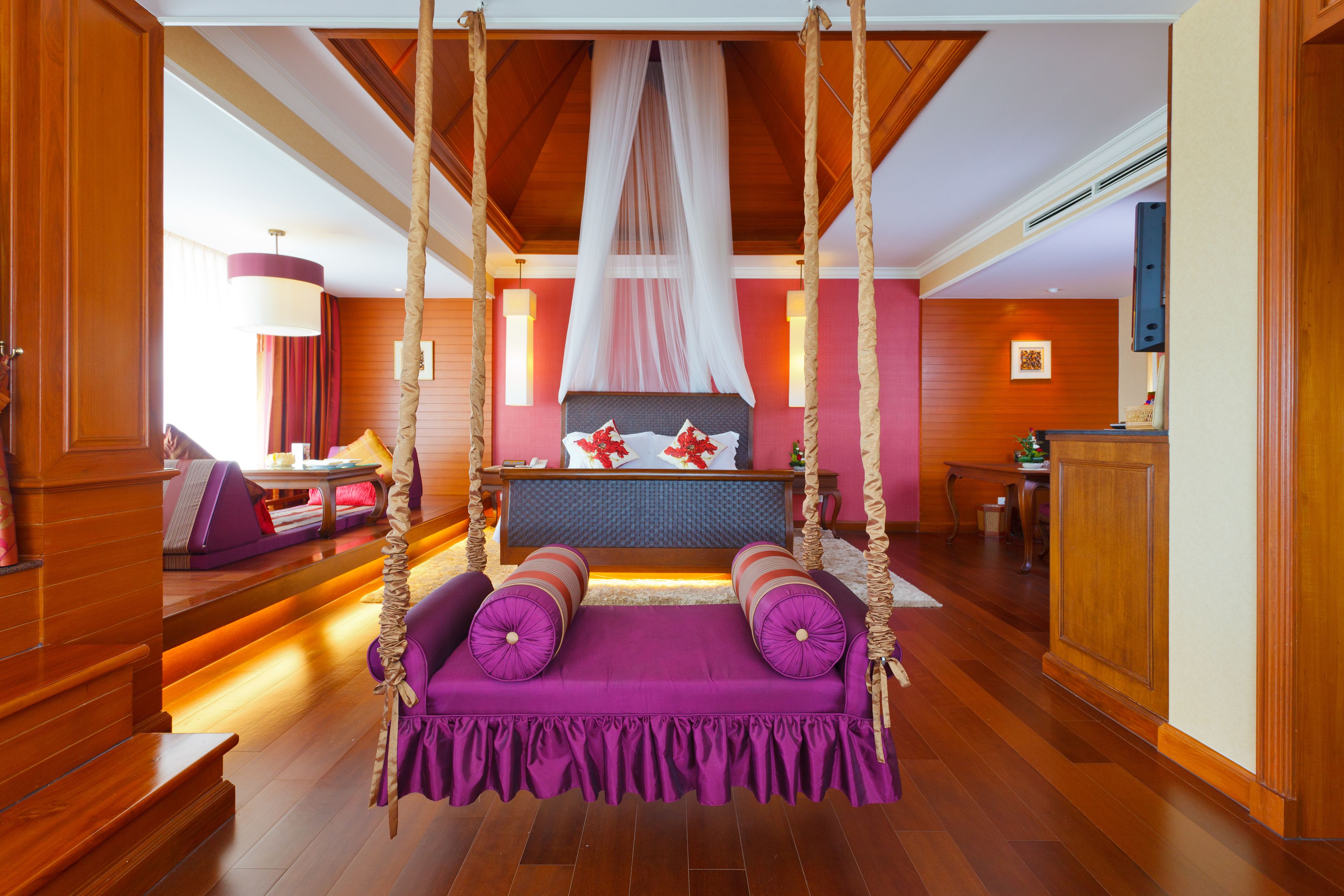 Romantic Suite  | Premium bedding, minibar, in-room safe, desk