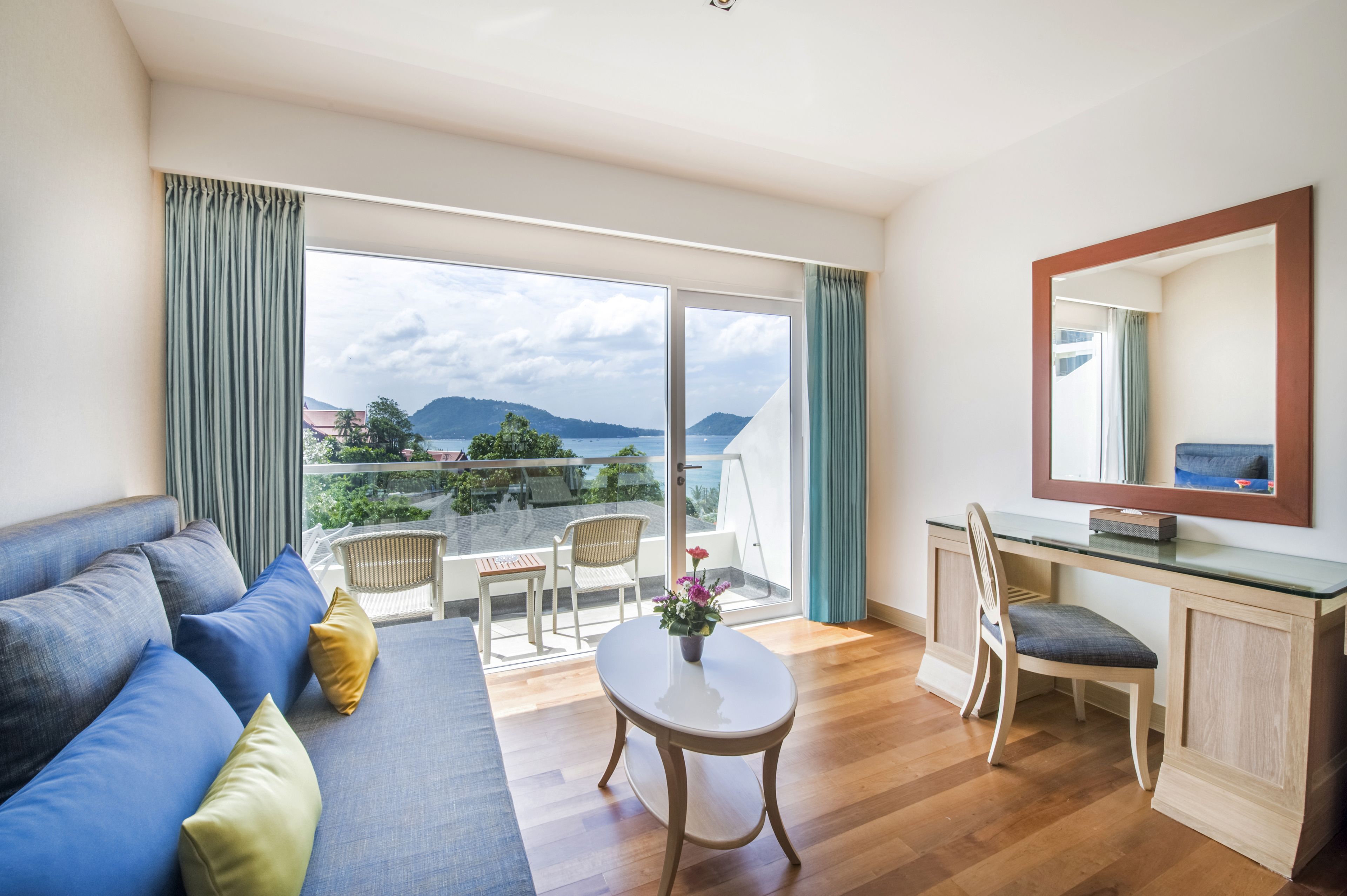 super deluxe, seaview | living area