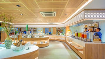 Petit déjeuner buffet (648 THB par personne)