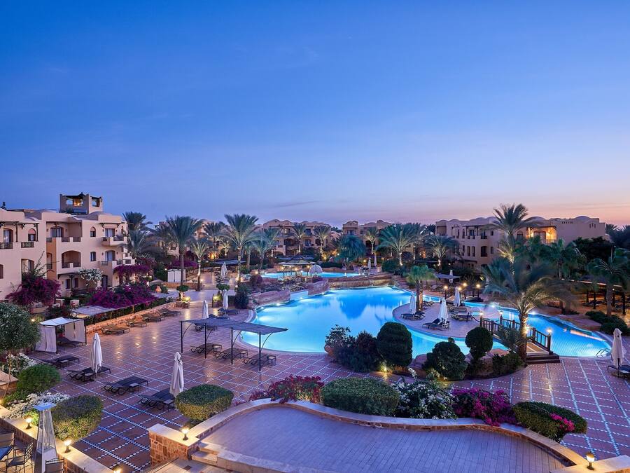 3 Außenpools, Sonnenschirme, Liegestühle