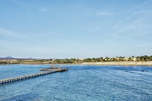 私人海灘、沙灘巾、排球、間海灘酒吧