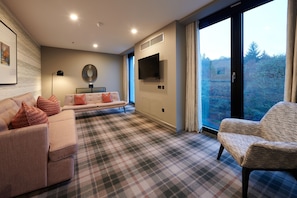 Zimmer | Wohnbereich | 32-Zoll-Plasmafernseher mit Satellitenempfang, Fernseher