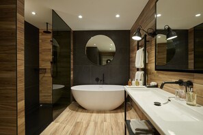 Suite (The Loch) | Baño | Tina y regadera independientes y regadera tipo lluvia