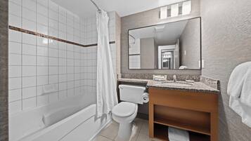 Bañera con ducha, artículos de tocador gratuitos, secador de pelo