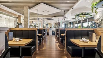 2 restaurants, breakfast served