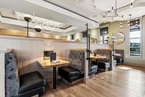 2 restaurants, breakfast served