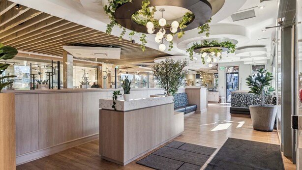 2 restaurants servant le petit déjeuner, le déjeuner et le dîner