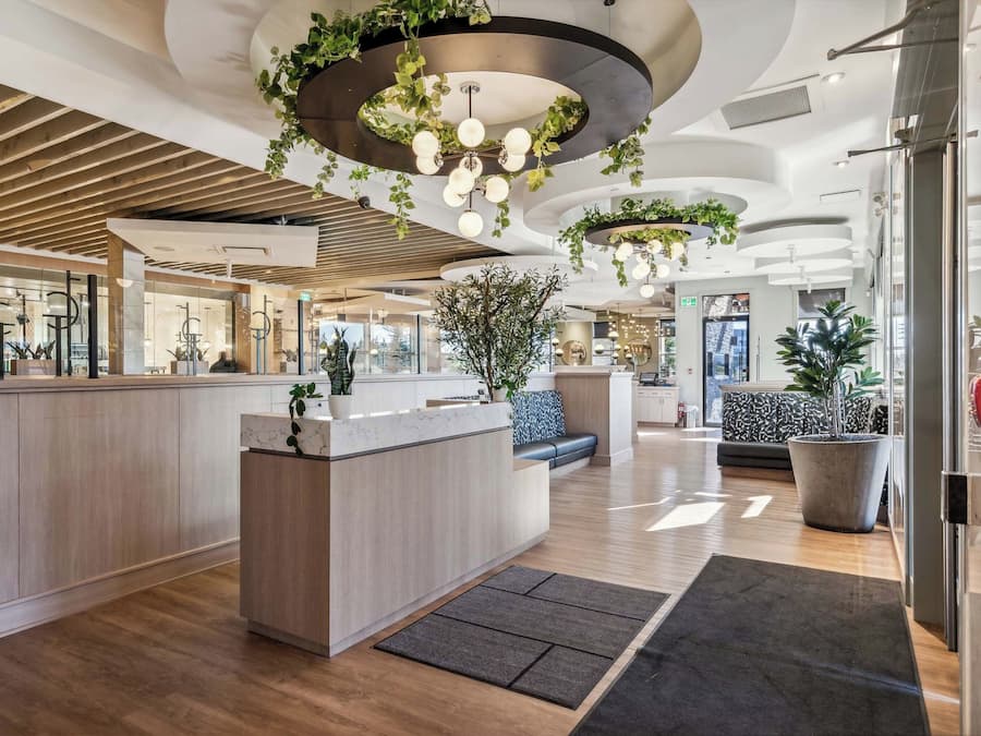 2 restaurantes, se sirve desayuno