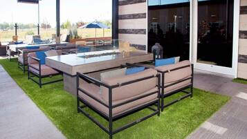 2 restaurants, breakfast served