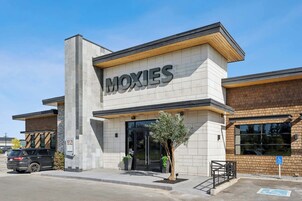 2 restaurants, breakfast served