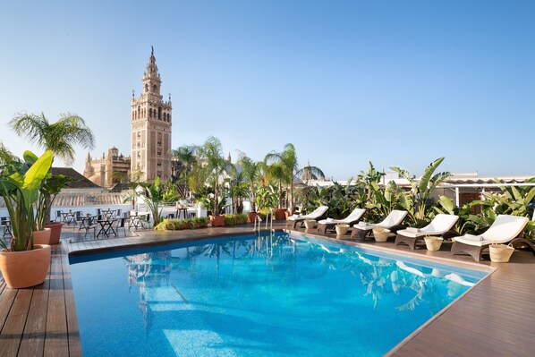 Piscine extérieure, parasols, chaises longues