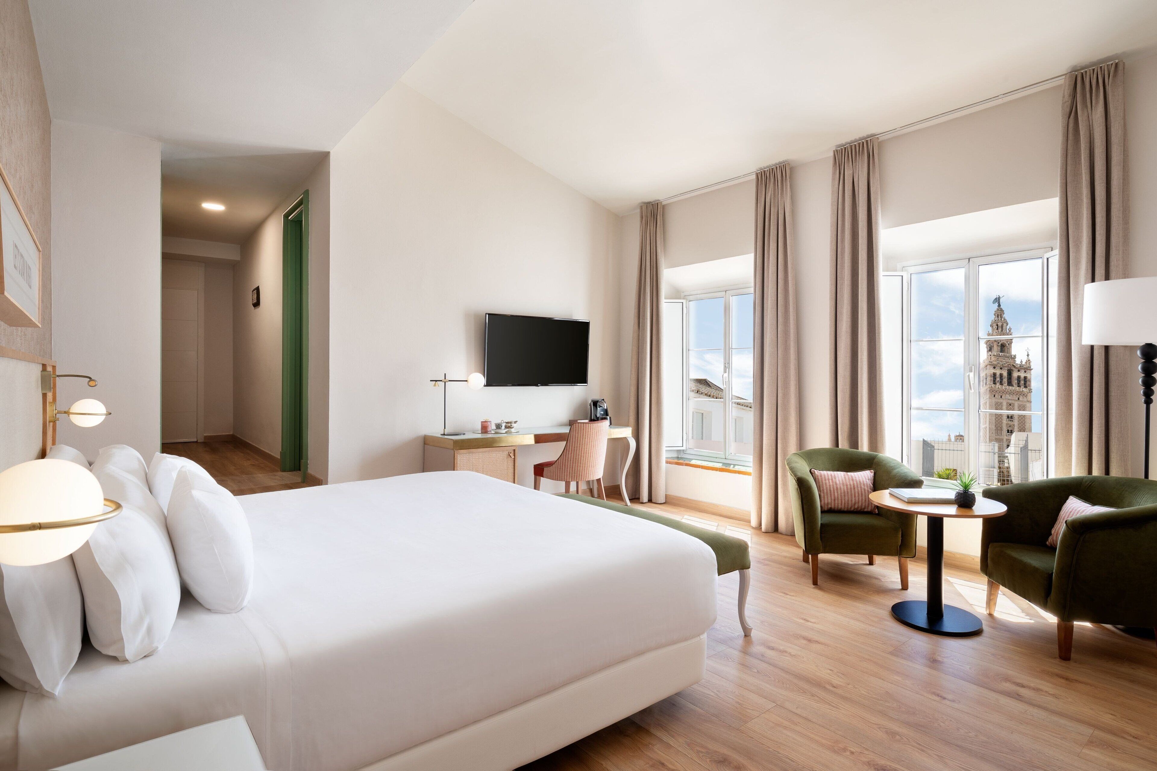 room, 1 king bed, non smoking | down duvets, in-room safe, desk, iron/ironing board