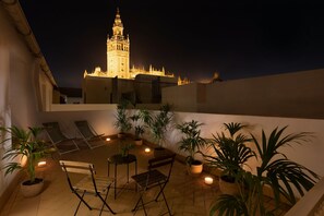 Legend Terrace, King bed | 1 室のベッドルーム、羽毛の掛け布団、セーフティボックス (室内)、デスク