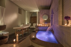 Indoor spa tub