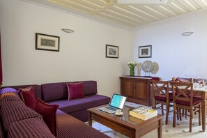 蜜月套房 | 起居区 | 液晶电视、DVD 播放器