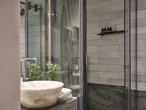 Dybe badekar, miljøvenlige toiletartikler, hårtørrer, badekåber