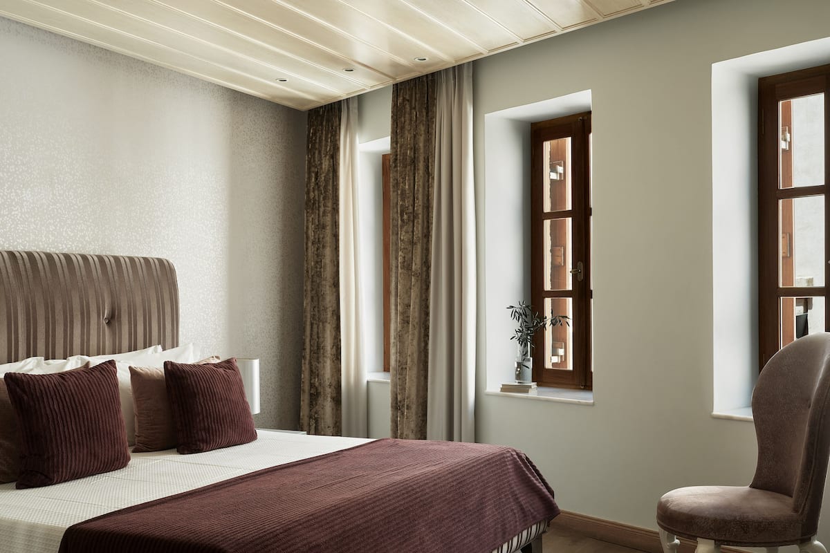 Executive Suite | 1 bedroom, premium bedding, minibar, in-room safe