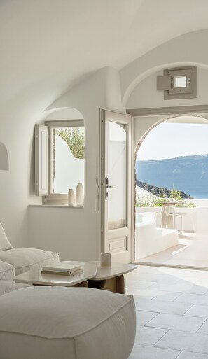 Senior Suite with plunge pool | Premium bedding, minibar, in-room safe, blackout curtains - Canaves Ena - Small Luxury Hotels of the World (Santorini)