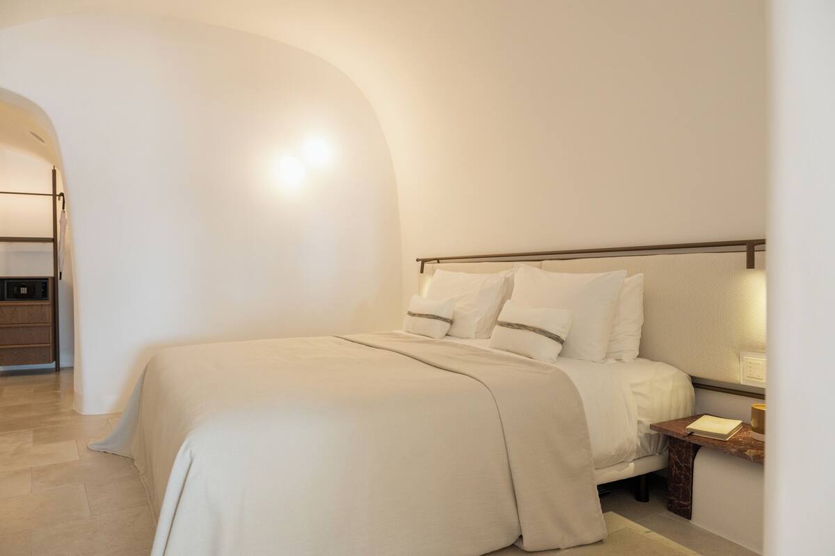 Senior Suite with plunge pool | เครื่องนอนระดับพรีเมียม, มินิบาร์, ตู้นิรภัยในห้องพัก, ผ้าม่านกันแสง