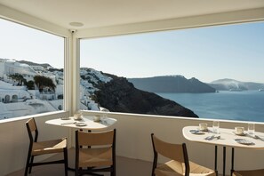 Frukost och lunch serveras, med utsikt mot stranden 