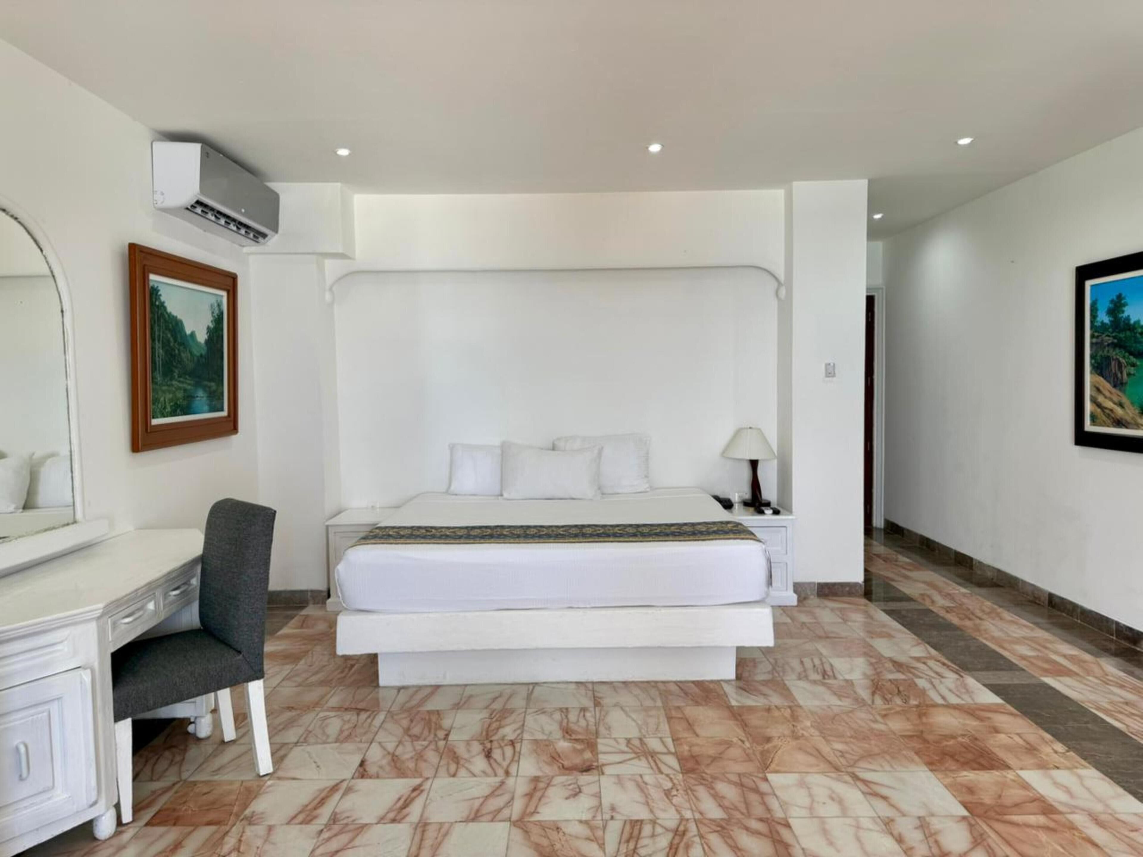 Suite, vista al jardín | Caja de seguridad en la habitación y decoración personalizada 