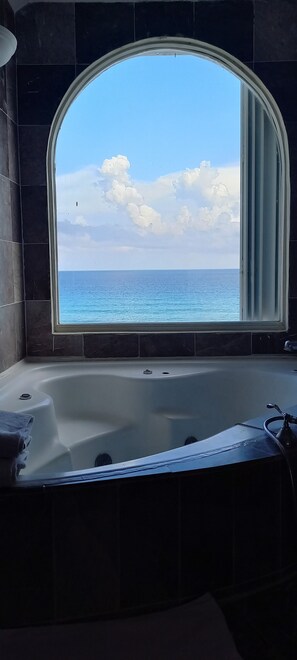 Doccia, soffione a pioggia, asciugacapelli, asciugamani