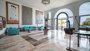 Coin salon dans le hall