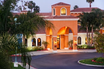 Hotel entrance and lobby at Cortona Inn & Suites Anaheim Resort