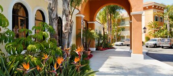 Cortona Inn & Suites Anaheim Resort