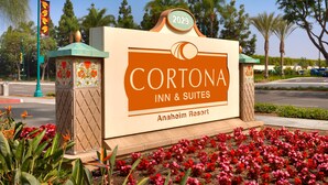 A sign for Cortona Inn & Suites at Anaheim Resort. - Cortona Inn & Suites Anaheim Resort (Anaheim)