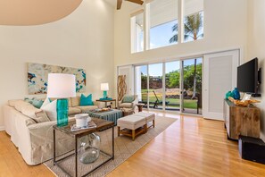 Quarto luxo, 3 quartos, vista para o jardim | Área de estar | TV, DVD player