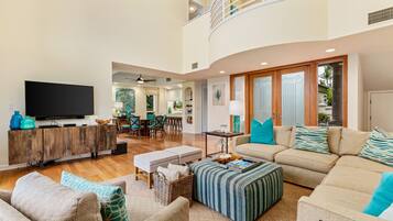 Deluxe kamer, 3 slaapkamers, uitzicht op tuin | Woonruimte | Televisie en een dvd-speler