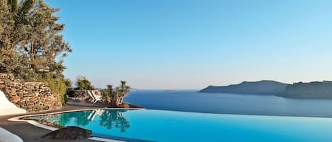 2 Außenpools, Sonnenschirme, Liegestühle