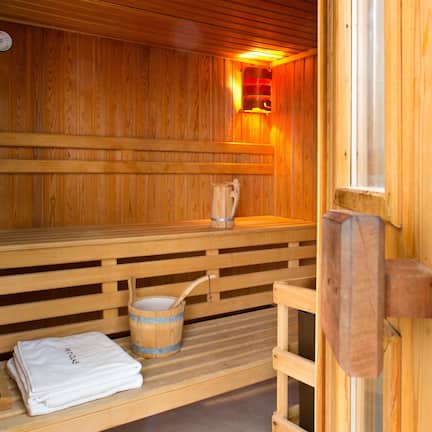 Couples treatment rooms, sauna, hot tub, steam room, Turkish bath